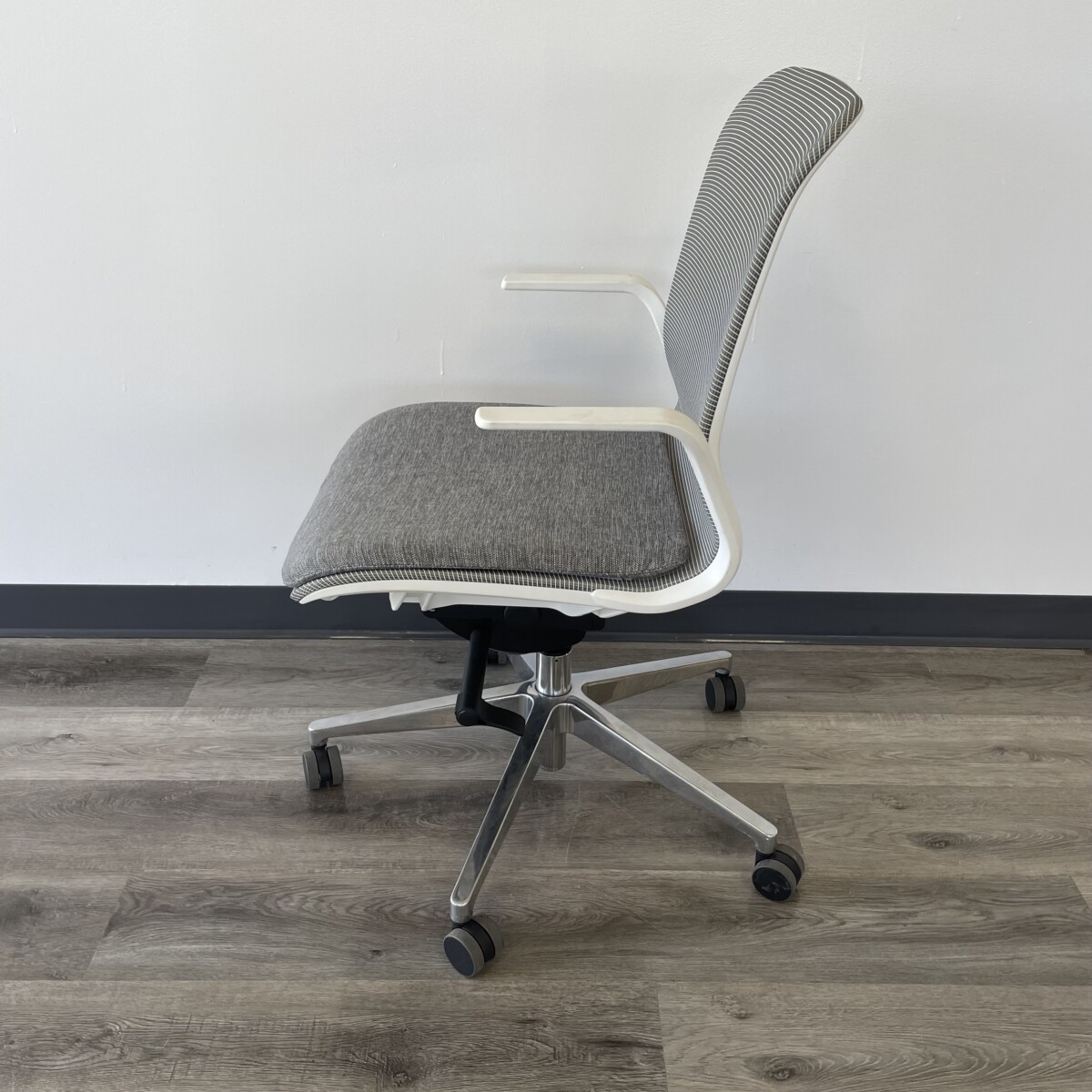 OM Seating Lórien® Mid-back Mesh $1,027 - Image 2
